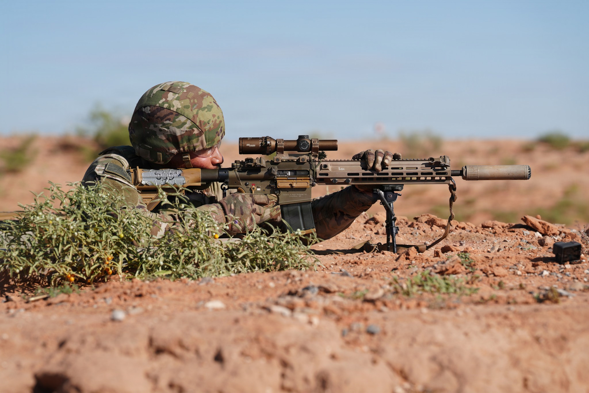 美国陆军第一装甲师M110A1 SDMR射手在新墨西哥州麦格雷戈靶场进行实弹射击