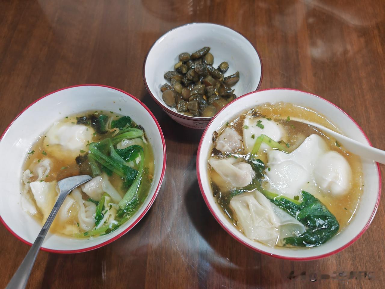 昨天早晨没管孙子的事，我和老公的早餐早早的吃了小馄饨荷包蛋，就赶着去医院了。
