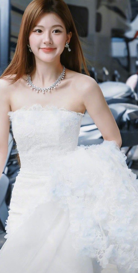 赵露思上班路透来袭，这次她身穿婚纱，宛如仙子下凡。她的笑容依然那么甜美，让人感到