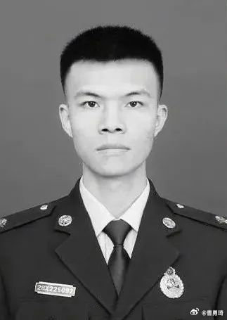 消防战士赵丹，抗洪抢险中奋力施救落水孕妇，因水流湍急体力不支被洪水冲走，不幸英勇