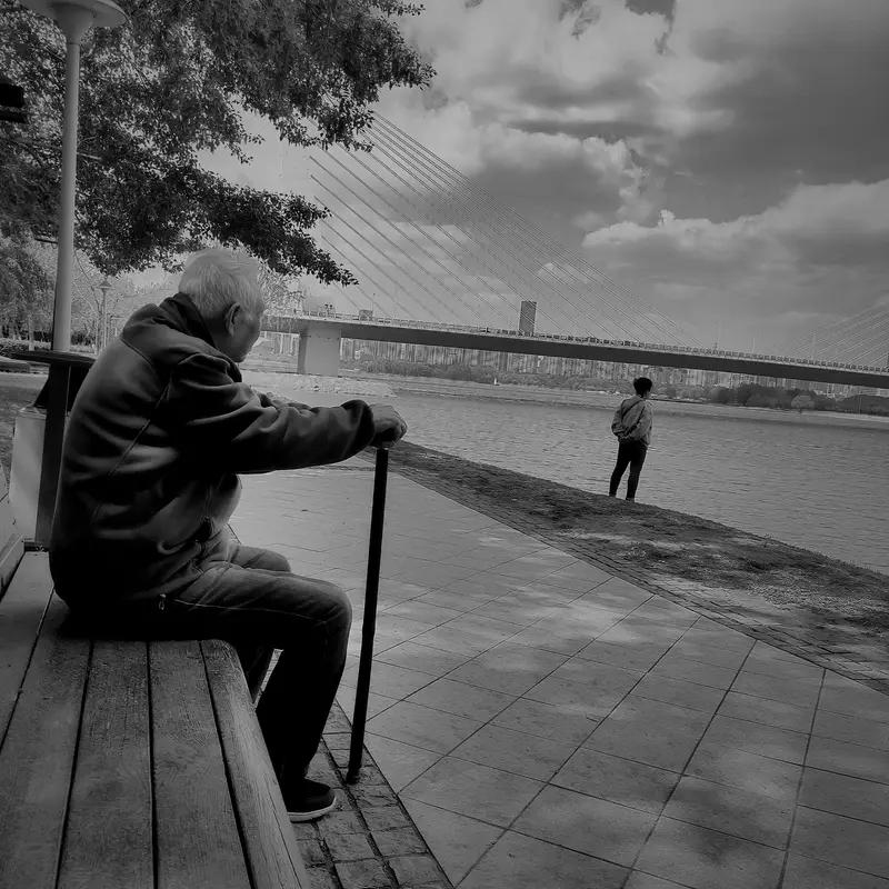 现实生活里，我们理应学会为自己而活。《百年孤独》中有句名言，堪称精妙，人生的绚烂