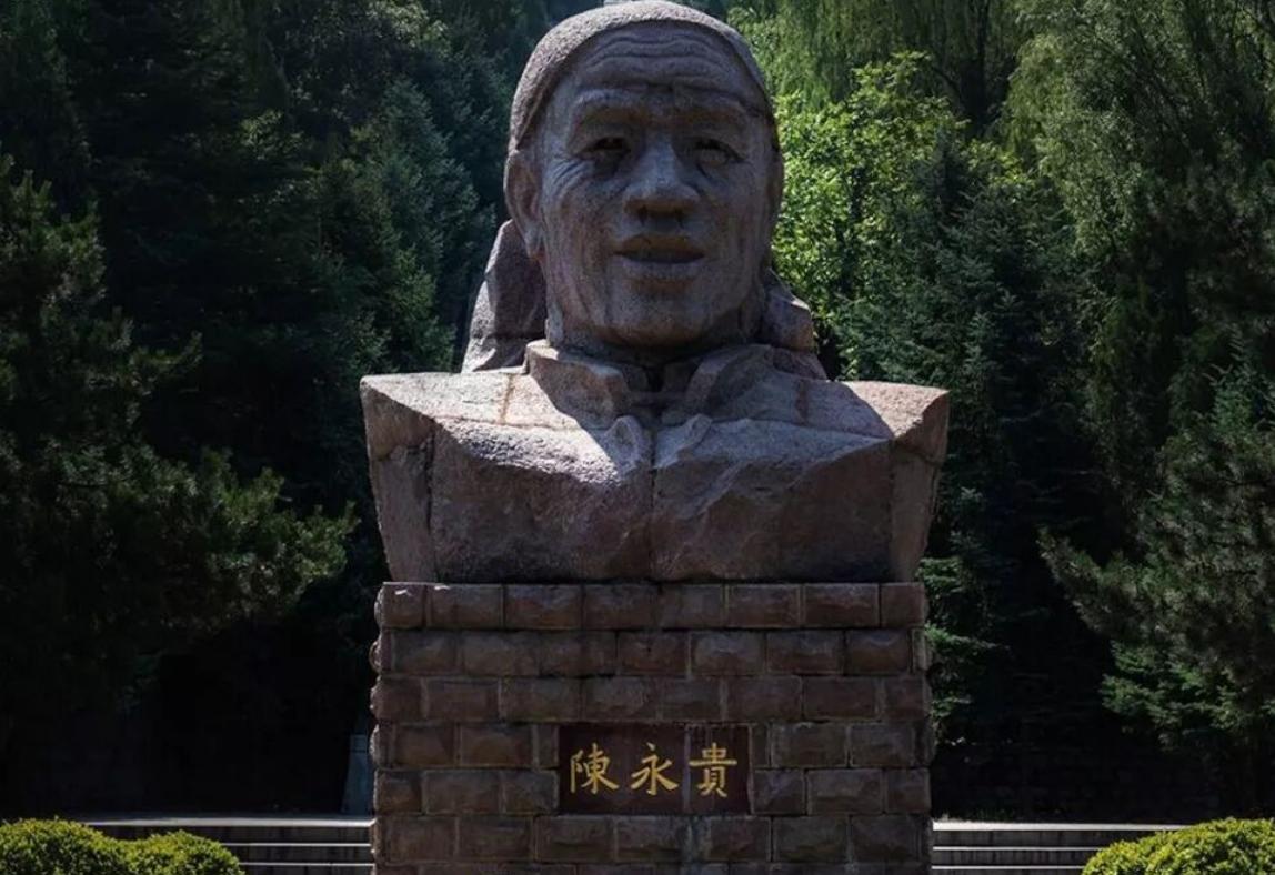 大寨人勤恳劳作，守住农民本分；陈永贵带领群众改造穷山恶水，履行农村带头人职责。