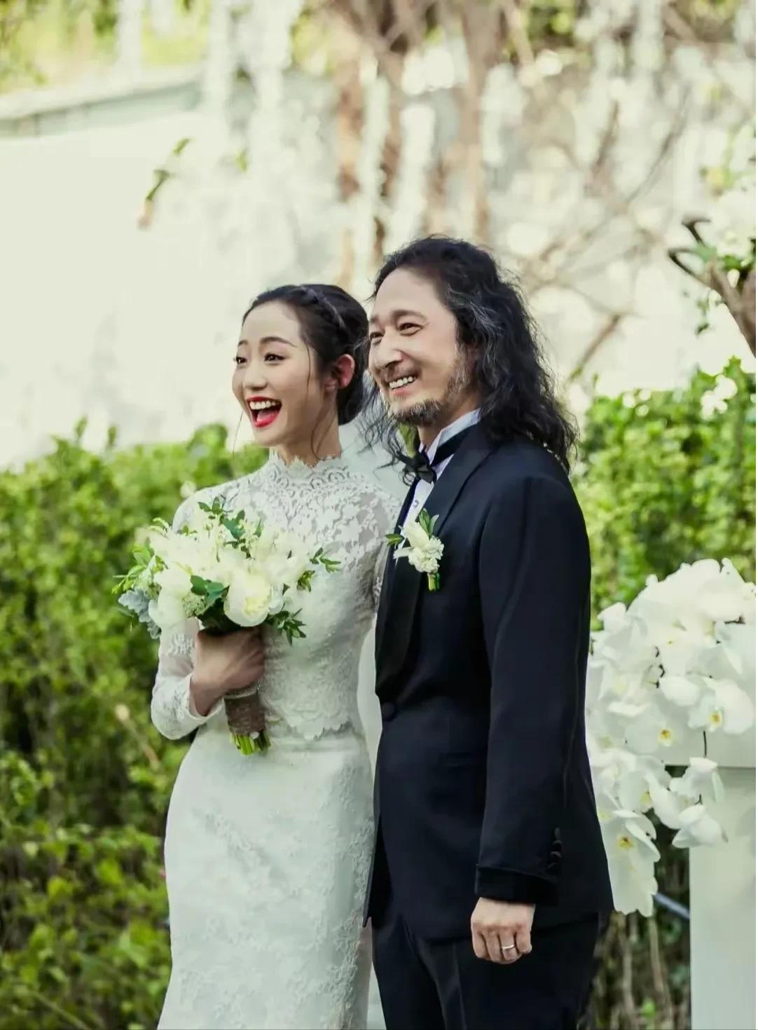 三宝和万千惠的结婚照
曾经惊艳众人。
照片里她几乎全裸，挡在丈夫前面，
眼神里都