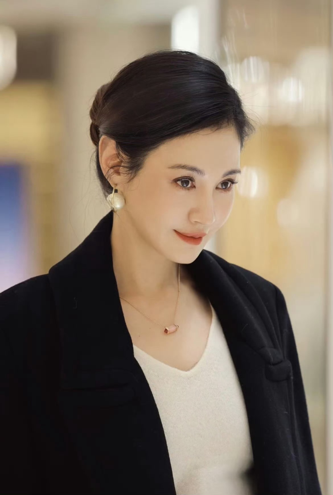 杨雪女儿给杨雪拍的站姐图 在女儿镜头下的状态依旧权威，完全看不出有岁月的痕迹，感