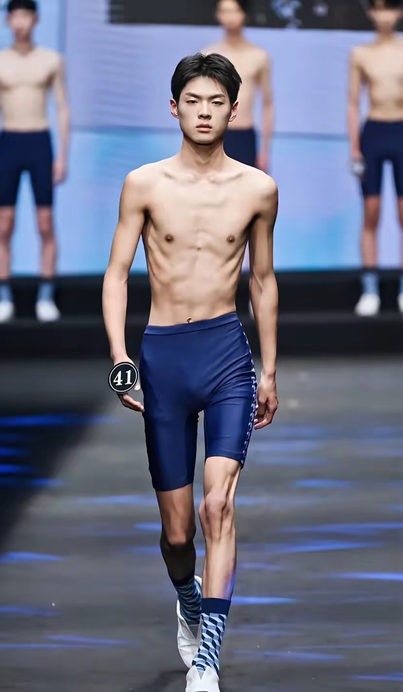 2024第二十二届中国职业模特大赛决赛的男子组全是细狗身材，身材太干巴了，看着跟