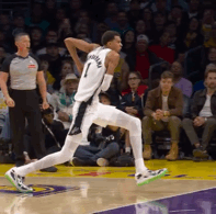 精神可嘉！布朗尼试图阻止文班亚马的扣篮，险些成功！

布朗尼