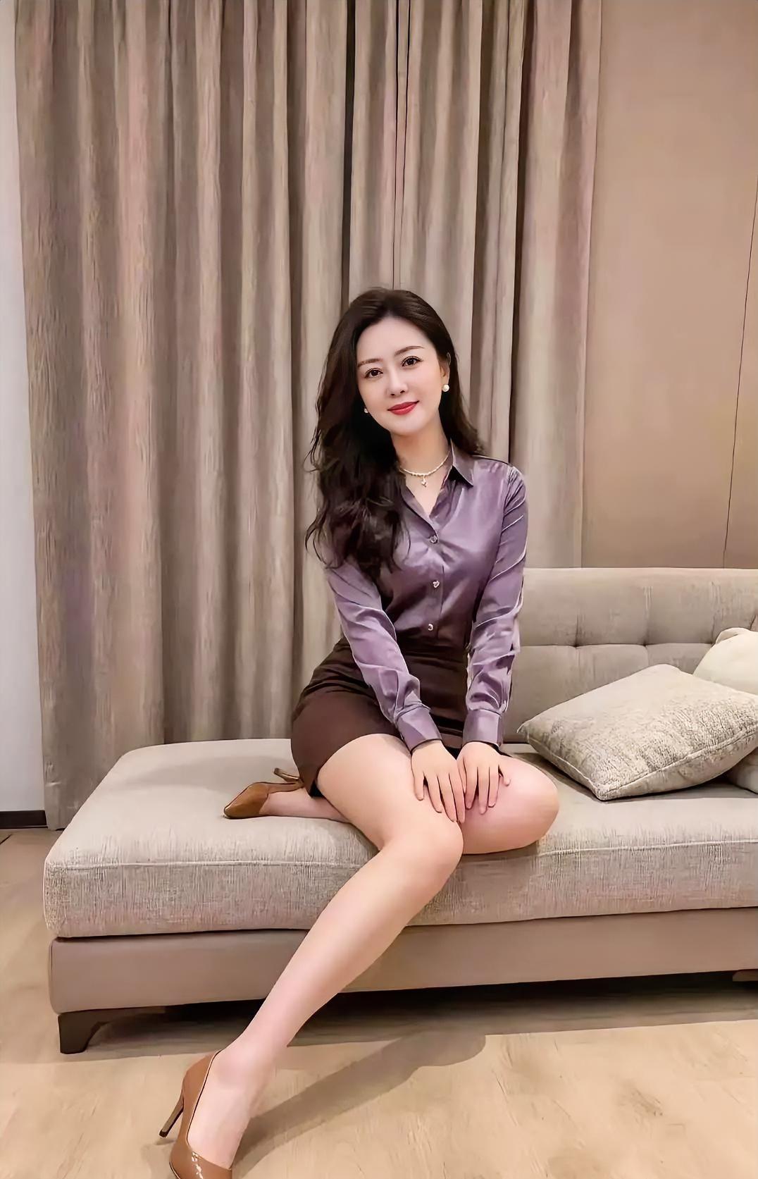 《紫缎轻垂的从容》

暖帘半掩，她坐在时光的软榻，

紫缎衬衫，泛着静谧的微光。