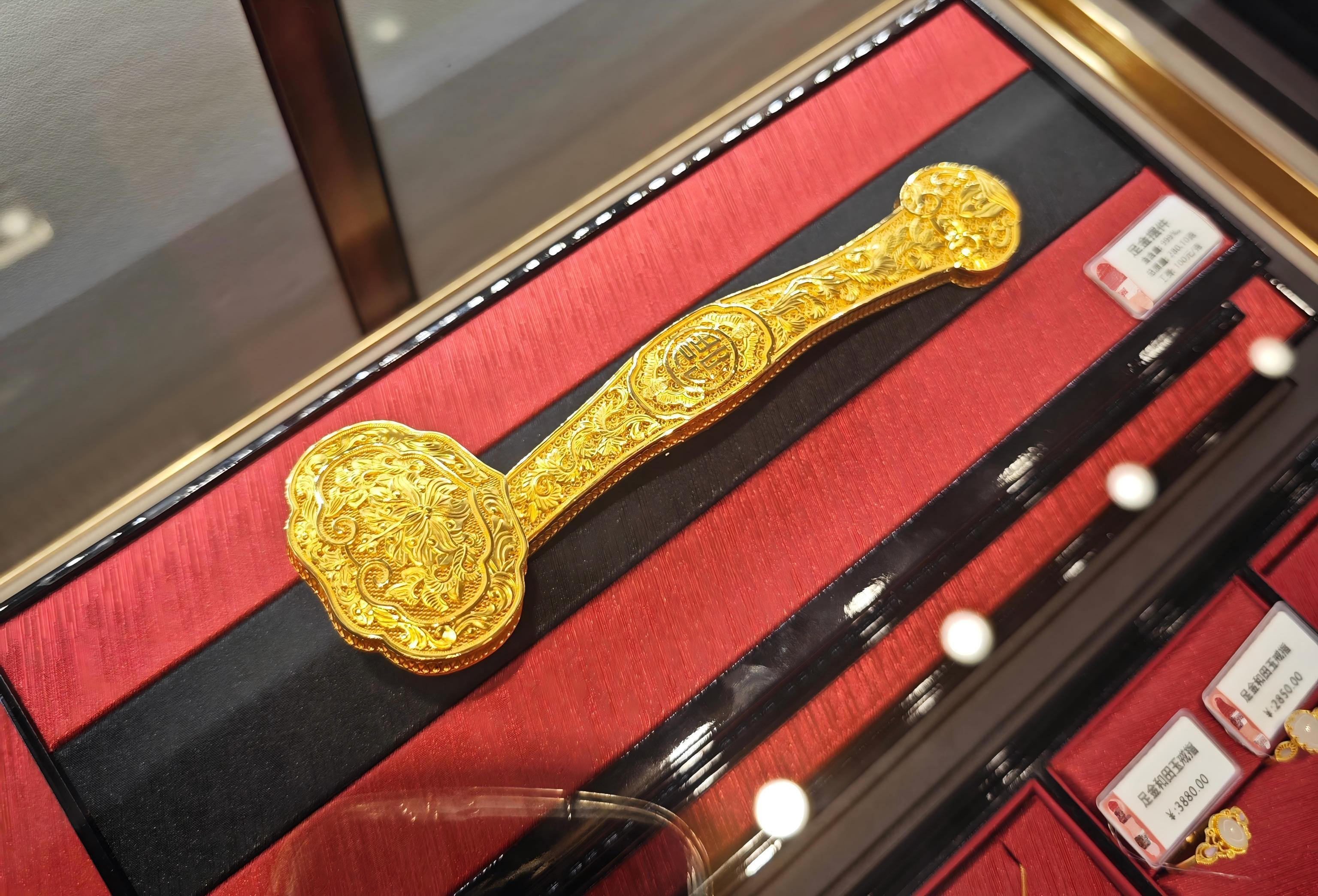 #多家银行金条缺货#【黄金投资热度不减，多家银行金条缺货，有银行上调起点金额，专