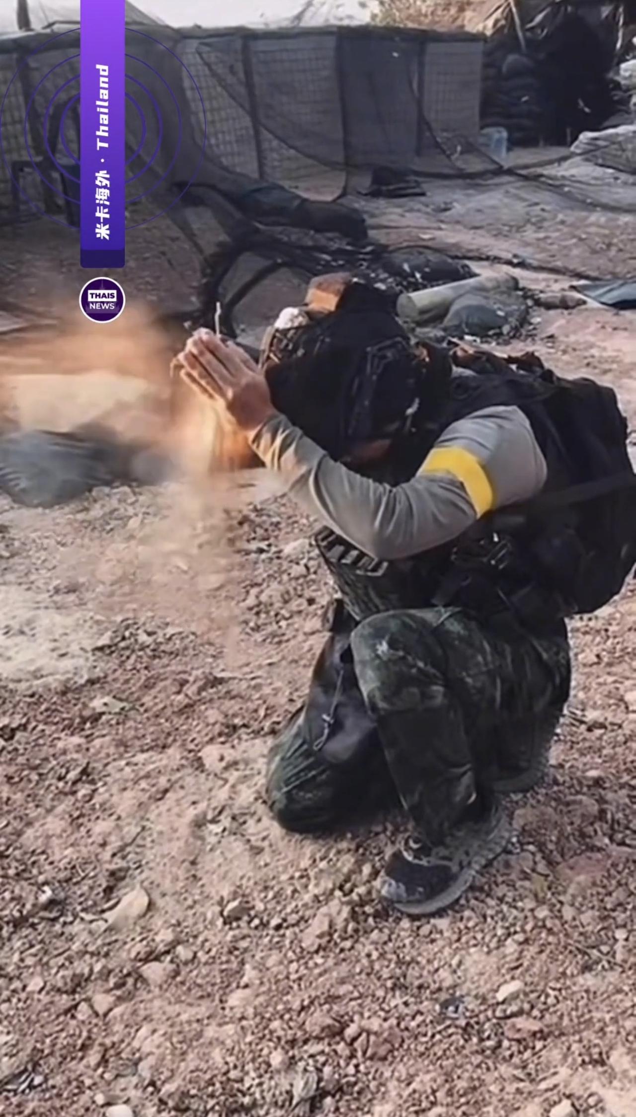 泰国终于一举夺回了，丢失百年的故土，士兵进入下跪手捧泥土：纪念阵亡将士。

在近