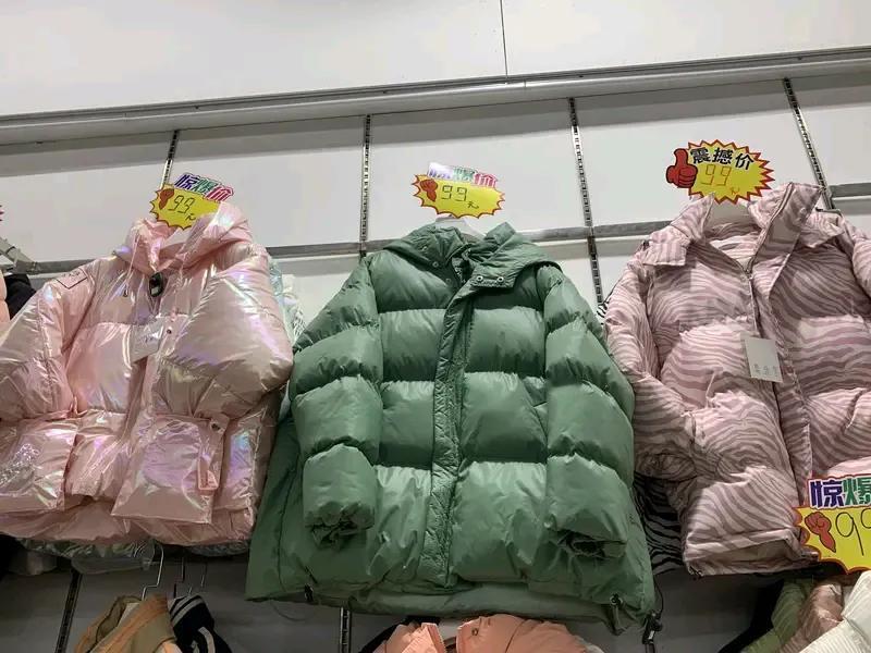 今年超市三四百元的羽绒服成了抢手货，这现象挺值得琢磨。
像胖东来580元的大被子