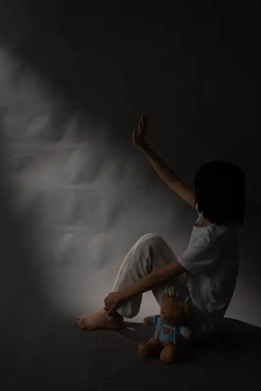 现在很多孩子抑郁，原因挺复杂。从家庭看，要是父母老吵架、离婚，或者对孩子控制过度