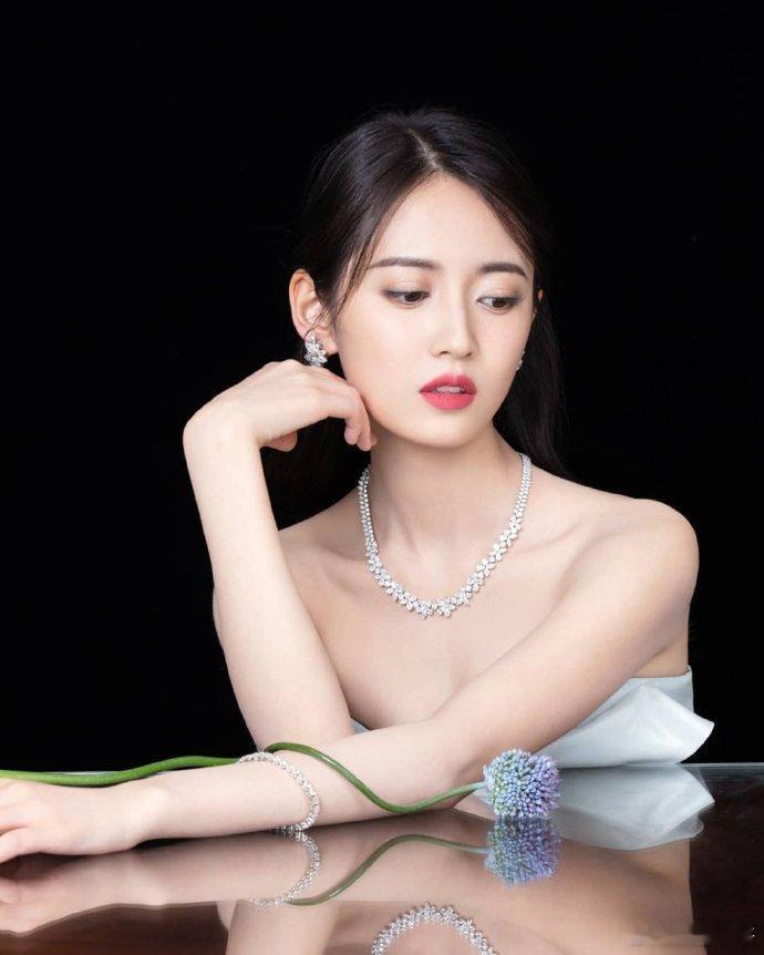 #陈钰琪# 白蓝蝴蝶结抹胸长裙，温柔典雅贤淑高贵！ ​​​