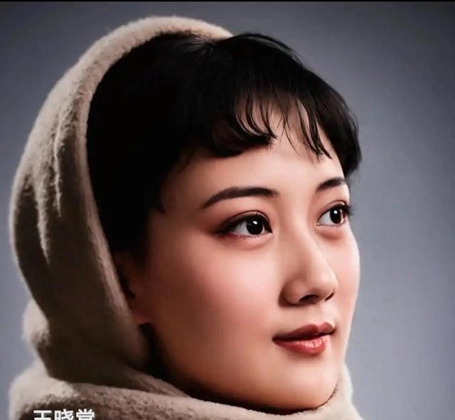 1955年，电影《神秘的旅伴》上映，一张面孔惊艳了全国。


那是王晓棠。

“