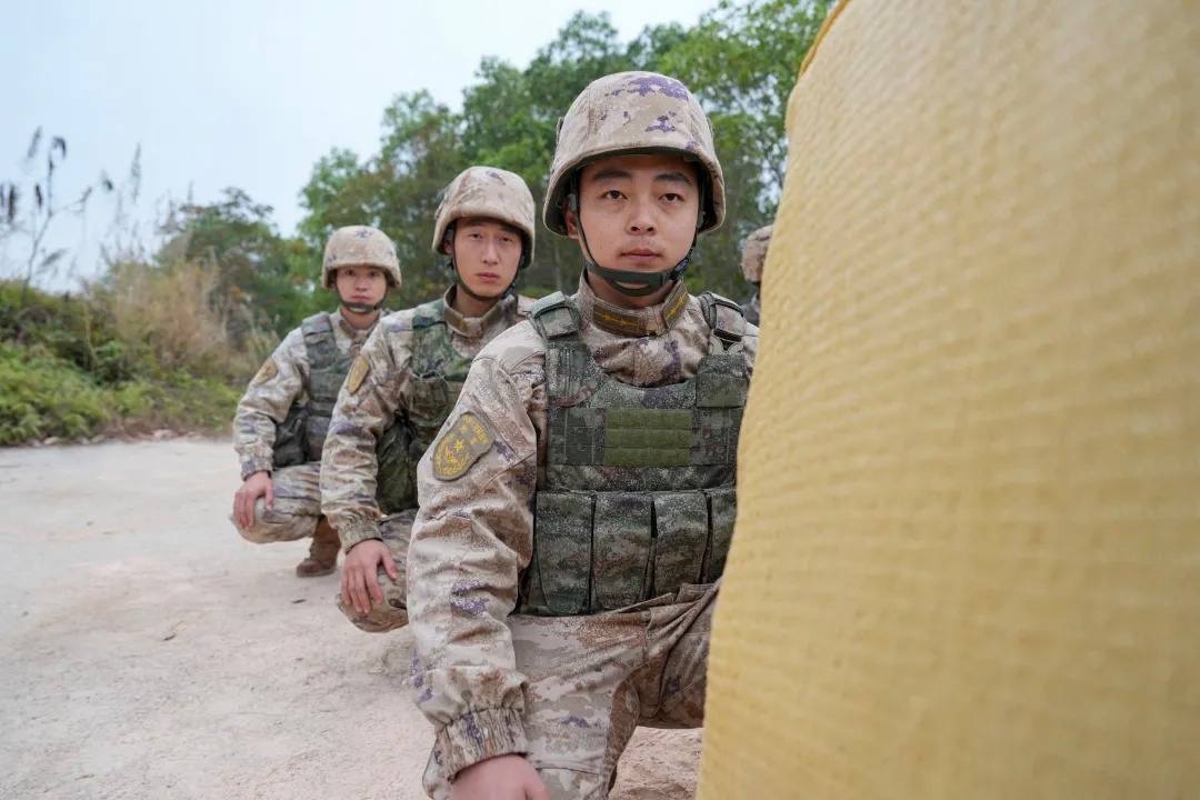 这是整了肩部快拆件的21防，还是形似21防的产品？？属于前者的话，这是第一次发现