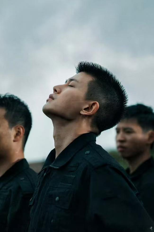 任嘉伦脸上的疤 刚刷到任嘉伦新剧杀青图，脸上的疤成了李成的点睛之笔，《深渊无间》