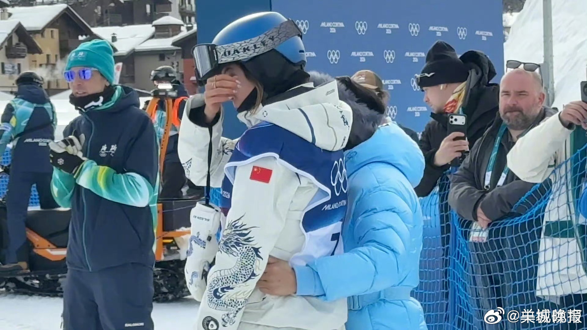 【#谷爱凌第一跳后哭了#】#谷爱凌第一跳86.58分#第一跳锁定榜首后，她先拥抱