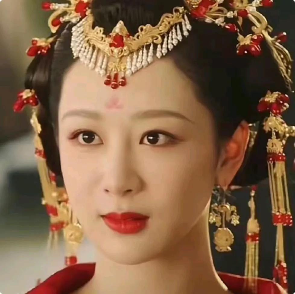 杨紫的凤冠霞帔，只能单独看。要是跟李沁等人放在一起看的话，那差距一下子就出来了。