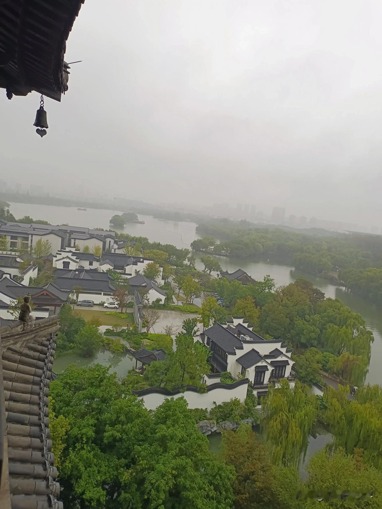 旅行～～
在嘉兴，
雨中南湖，烟雨江南。
夜晚月河，水上人家。