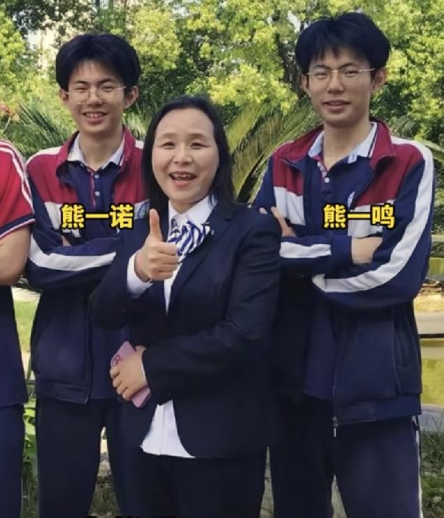 太厉害了，宜昌，一对双胞胎兄弟19年一直同班读书，今年高考哥哥678分、弟弟67