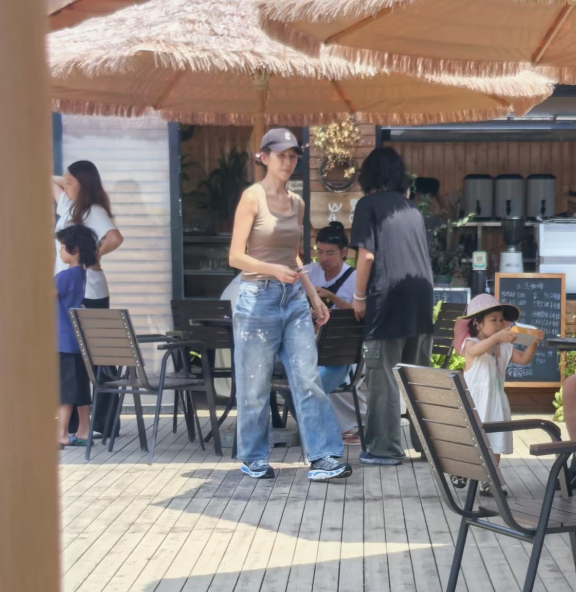 53岁蔡少芬和老公张晋带着三个孩子到贵州旅游，他们一家五口在当地景区被偶遇，家庭