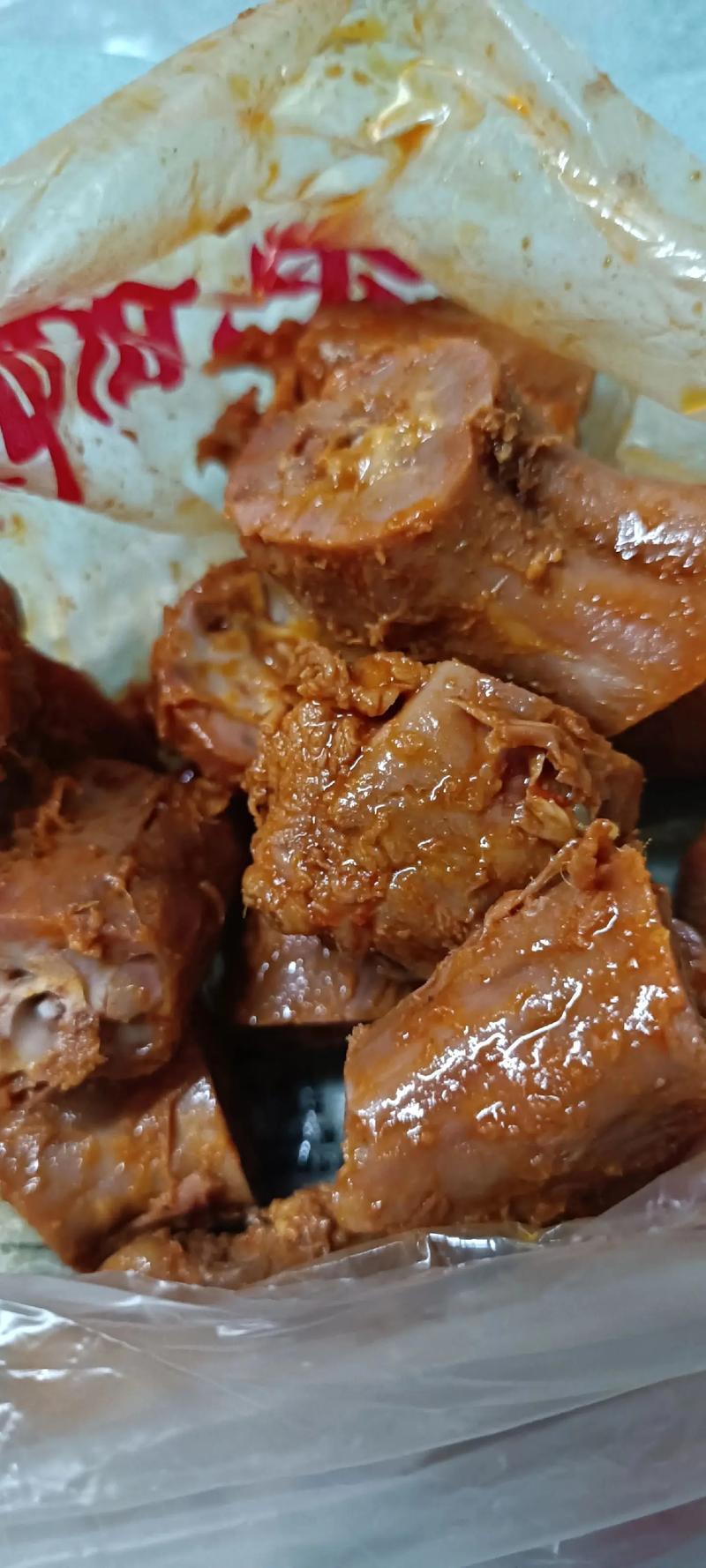 刚看到新闻说绝味上市九年头一回亏，门店少了四千多家，还要补税三四个亿。作为普通消