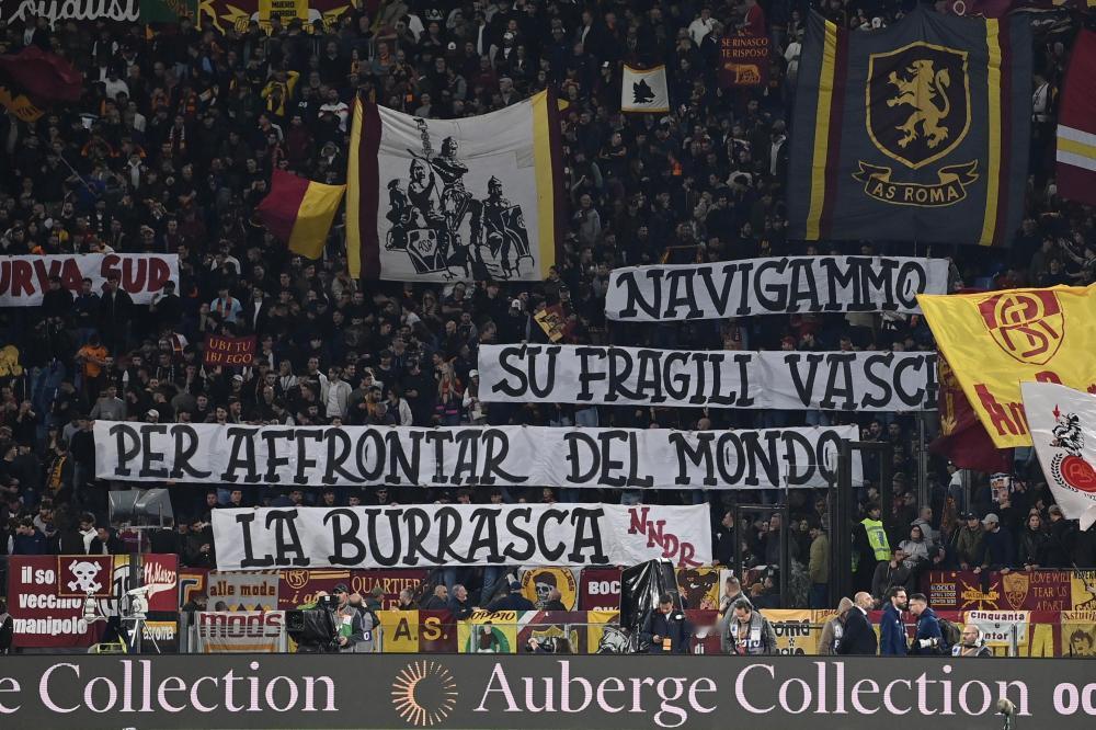 今天南看台挂出的标语：“我们乘坐着脆弱的小船，去迎战这个世界的风暴。”（引用了创