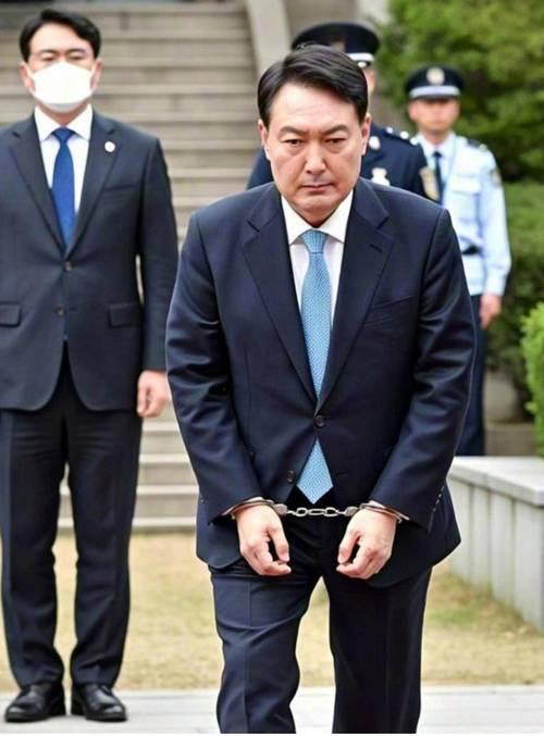 韩国首尔中央地法院一审宣判，前总统尹锡悦内乱头目罪成立，判了无期徒刑。简单说，就