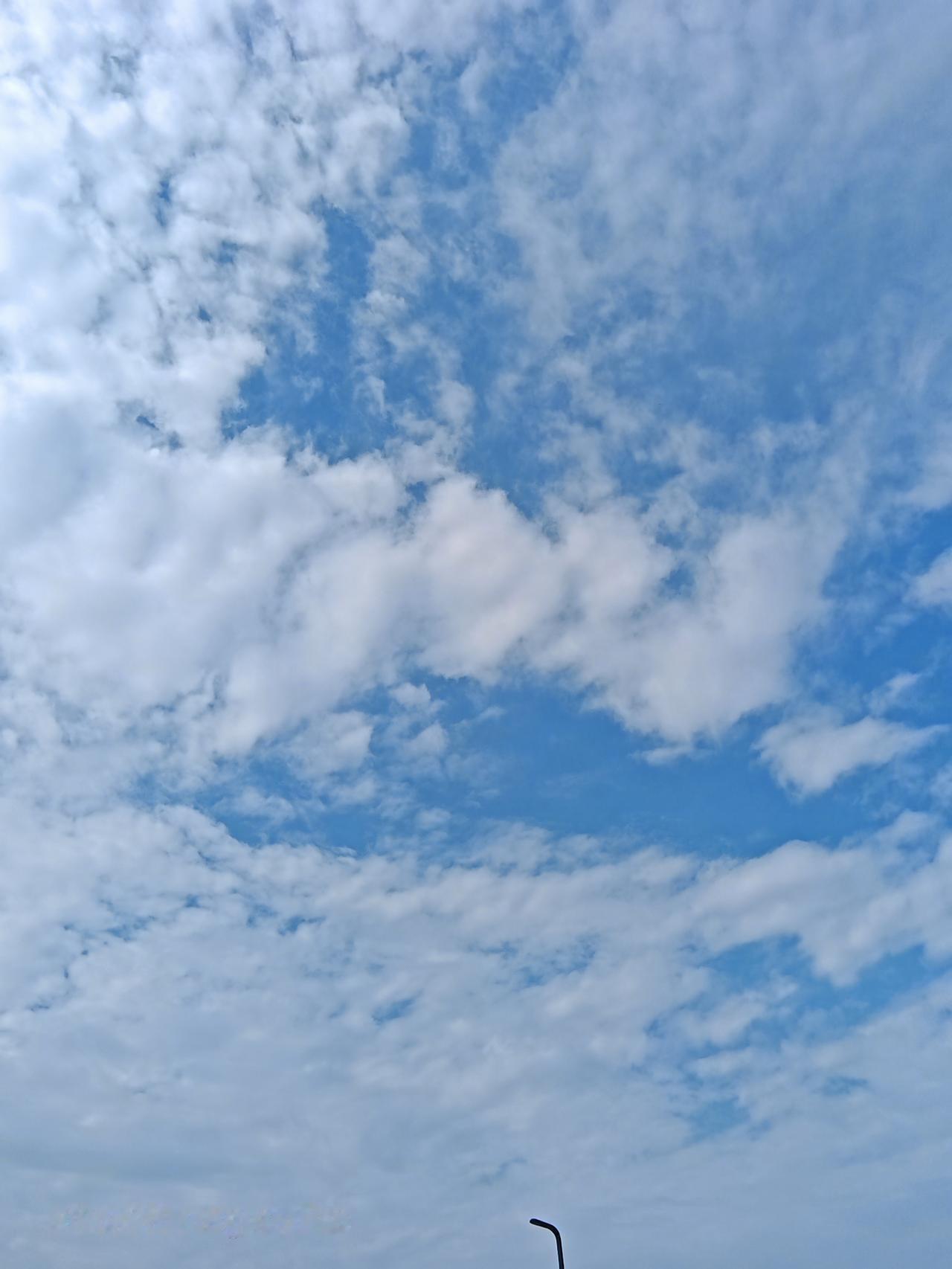 去天空之城打卡啦，正好赶上雨后天晴还多云的绝佳天气。雨刚停时，空气里满是清新的味