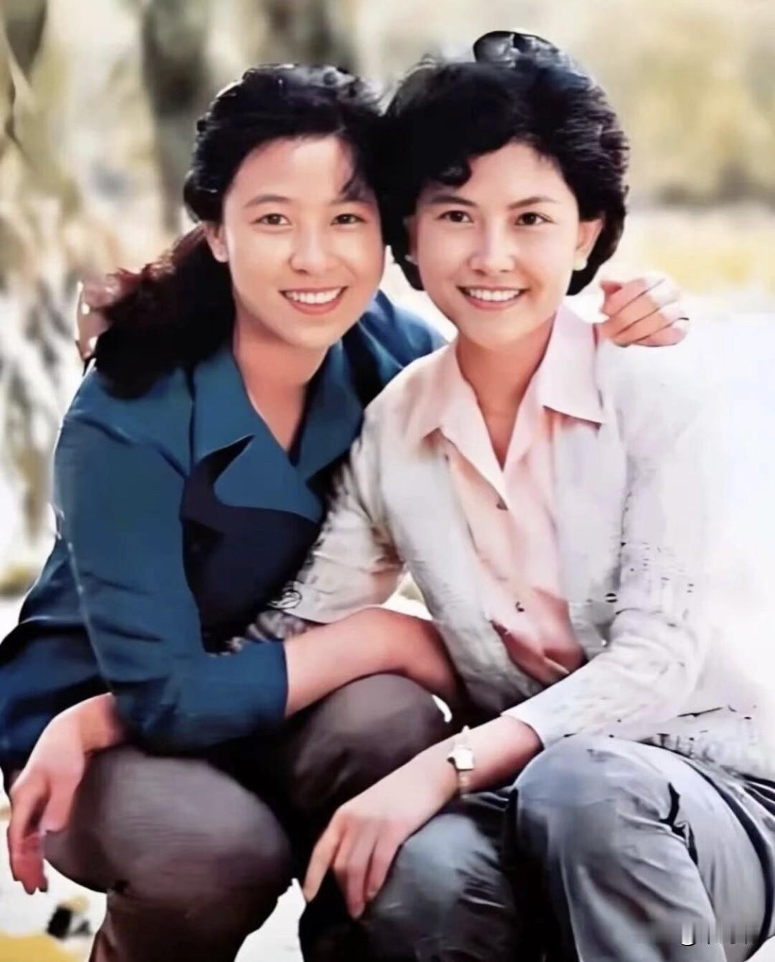 这张1983年的合影中，左侧为演员王馥荔，右侧为其姐姐王若荔。两姐妹均为中国影视