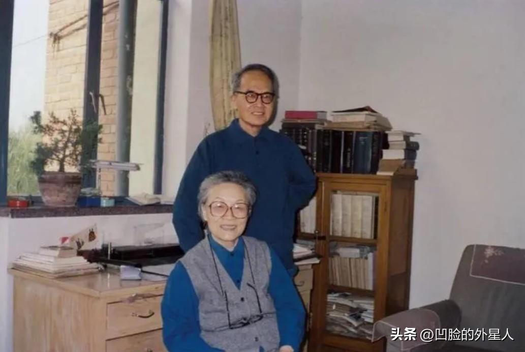 1972年，钱钟书的女儿被邻居骂了一句“臭寡妇”，随后又扇了一巴掌。突然，杨绛冲