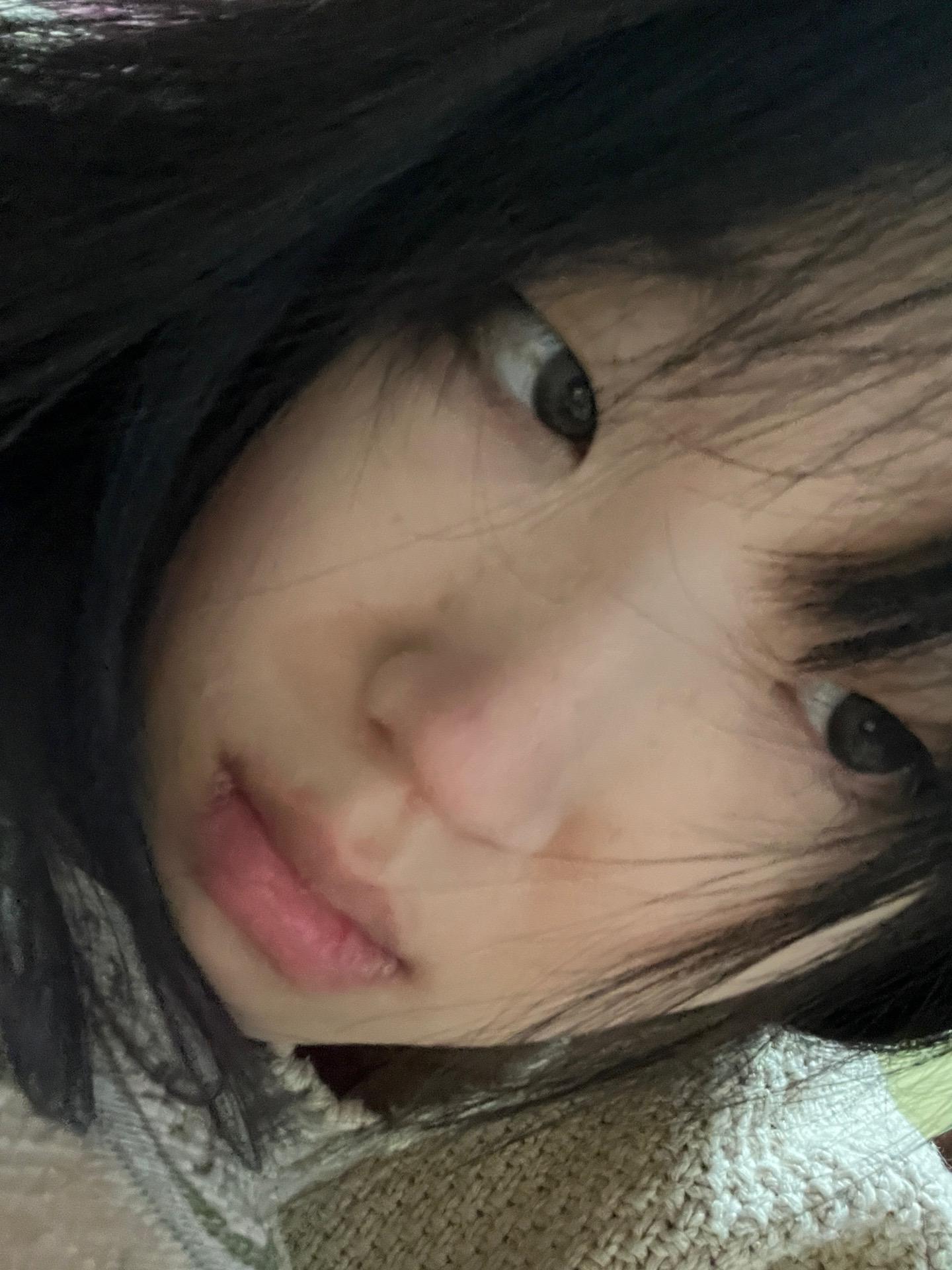 手机里翻不出一张正常的照片，因为我就是一个行为奇怪且荒唐，待人真诚又冷...