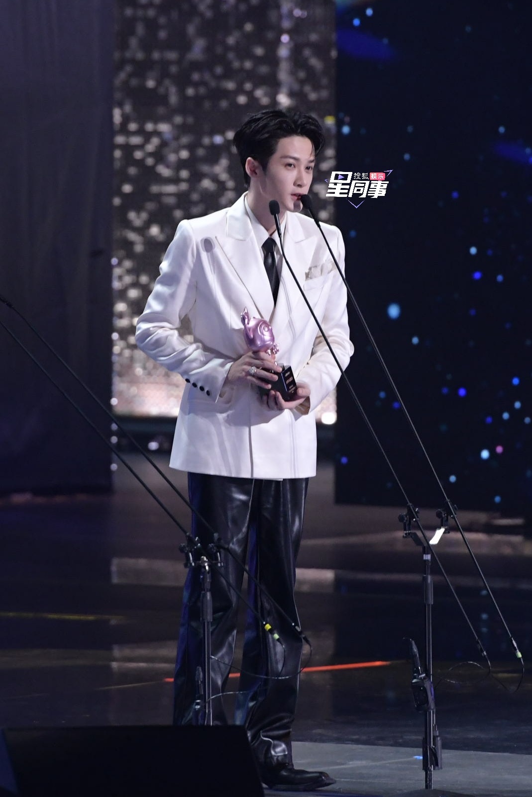 尖叫之夜领奖生图恭喜这位教大家手语的白马王子～尖叫之夜内场尖叫之夜座位