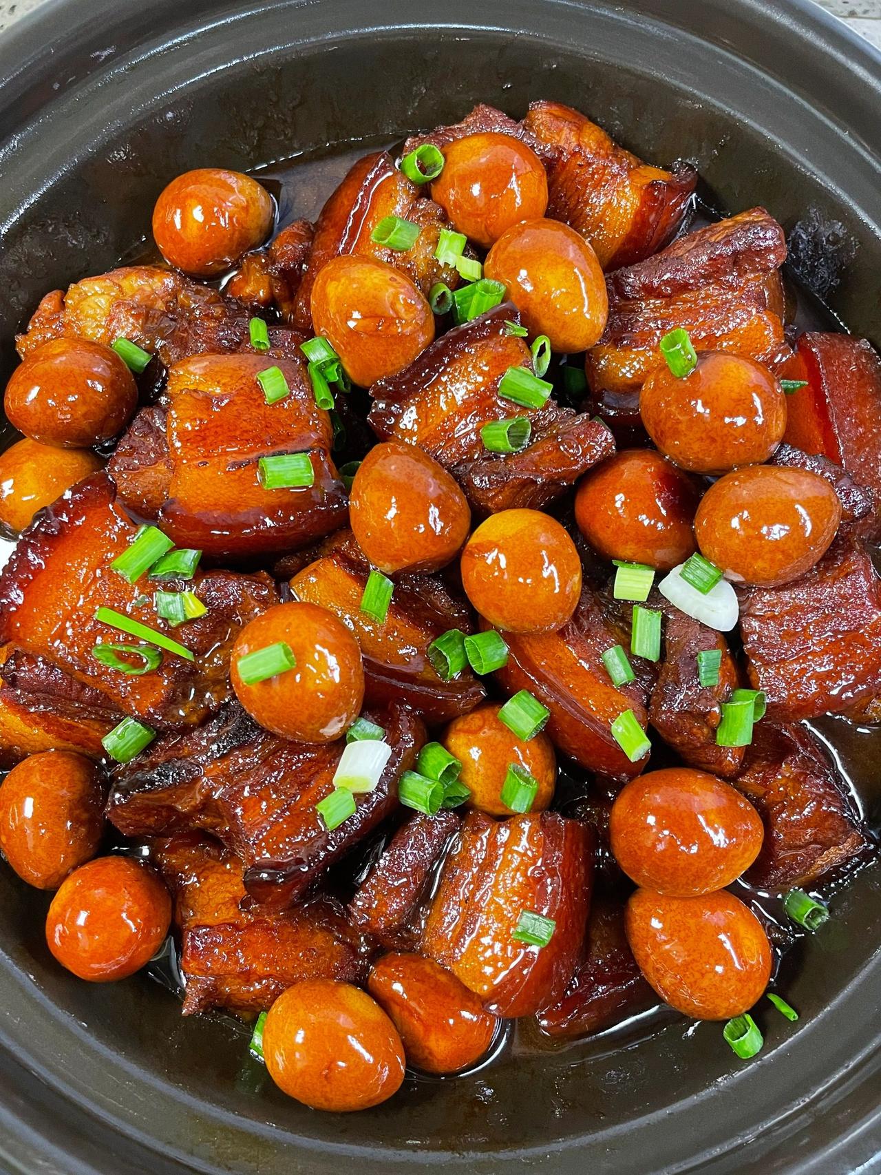 我妈做的拿手菜！！好吃到爆，红烧肉鹌鹑蛋！肥而不腻！
这道菜简直就是家常菜的天花