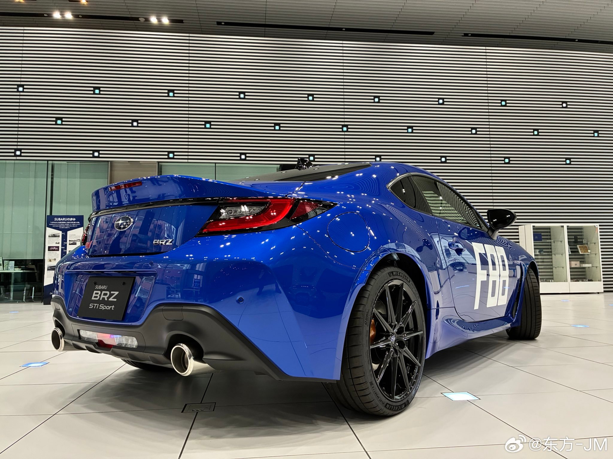 斯巴鲁本社展厅展示了重野秀一新作《昴与彗星》主角佐藤昴的座驾BRZ。BRZ能否与