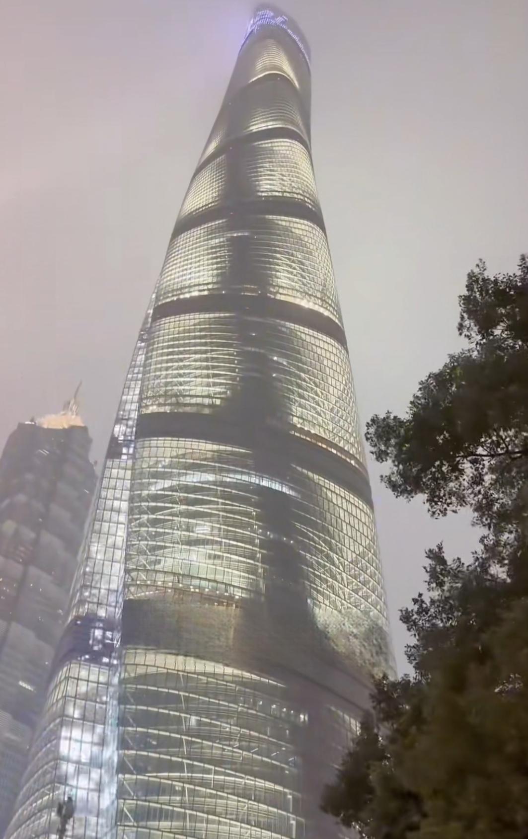 我认为做事重要！
职场的关系，与工作单位的性质有关，国有企业，事业单位，当然关系