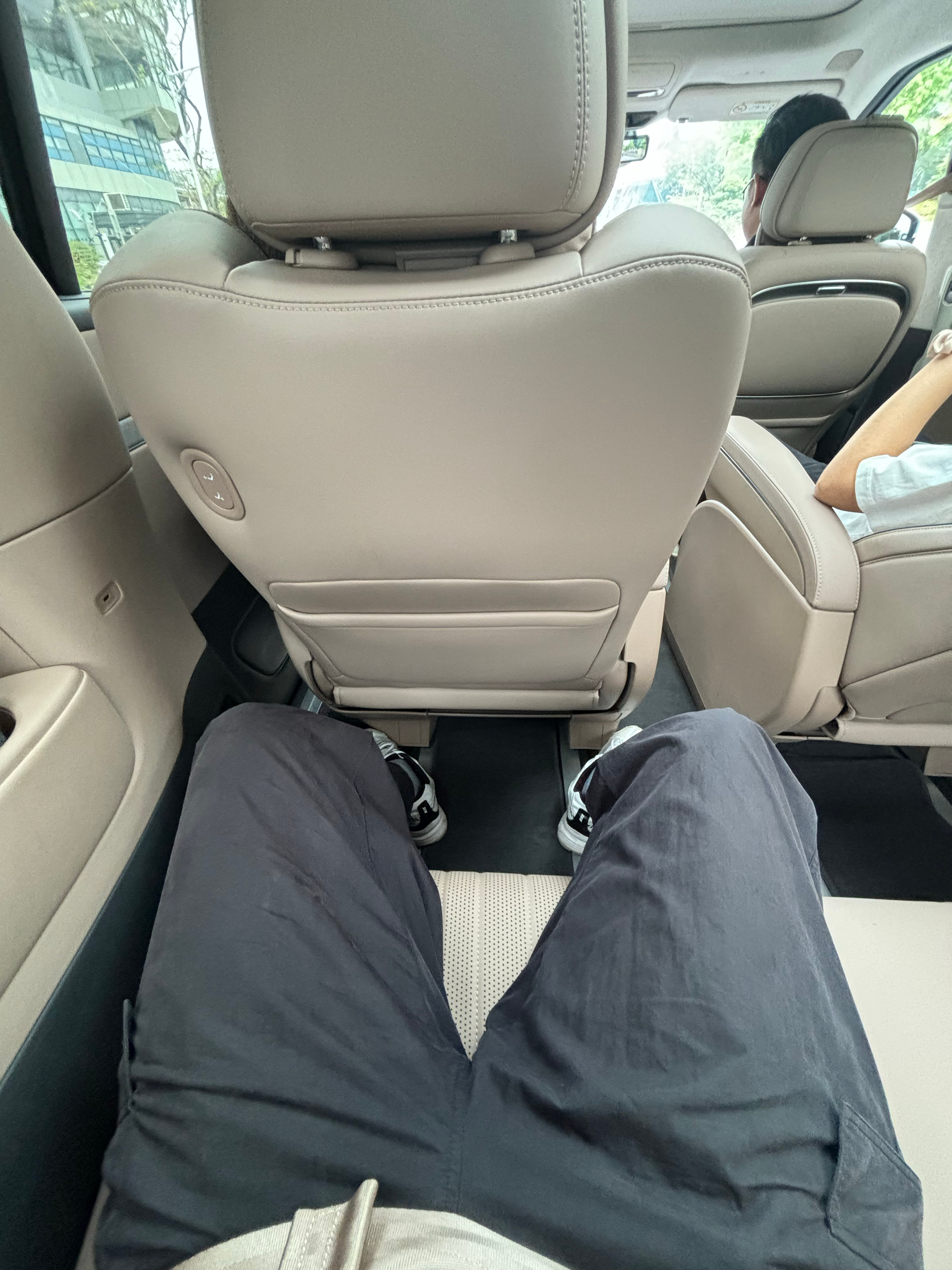 一下飞机就坐上了小鹏X9，刚才上车我特地去了第三排。小鹏X9第三排的空间真没得说