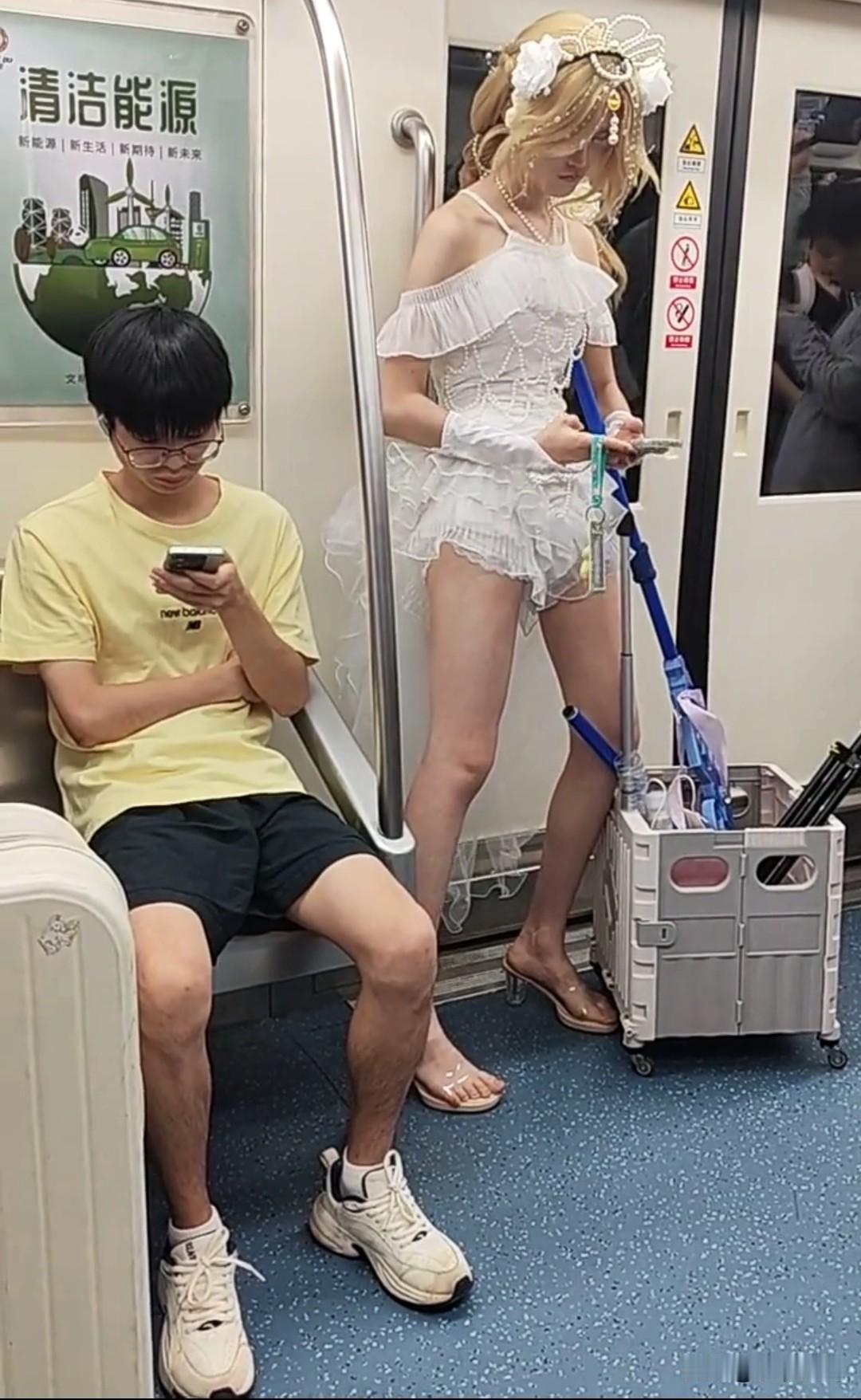 就这身材这打扮很多女的都羡慕吧！
如果不仔细看还真看不出是男是女！