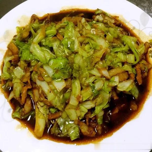 #记录我的2023# 
#我家餐桌入秋了# 
食材：圆白菜，青红辣椒，猪肉

锅