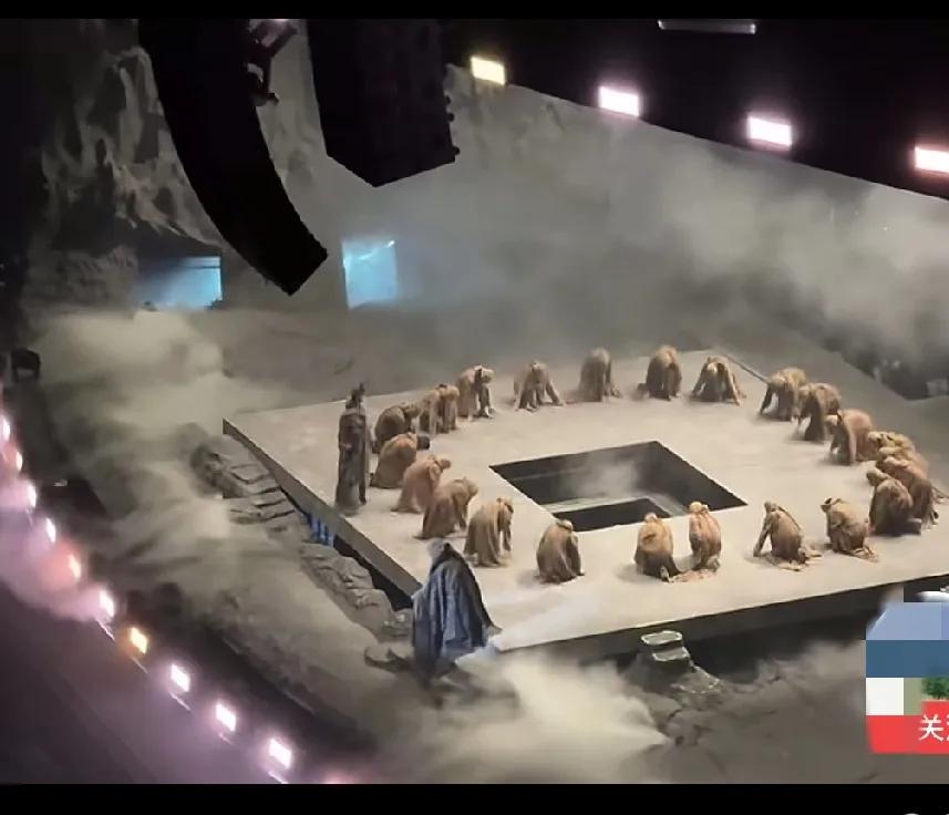 易烊千玺演唱会，一开始以为是在参观秦始皇陵墓，这阵仗。
感觉很邪乎。
第一次见明
