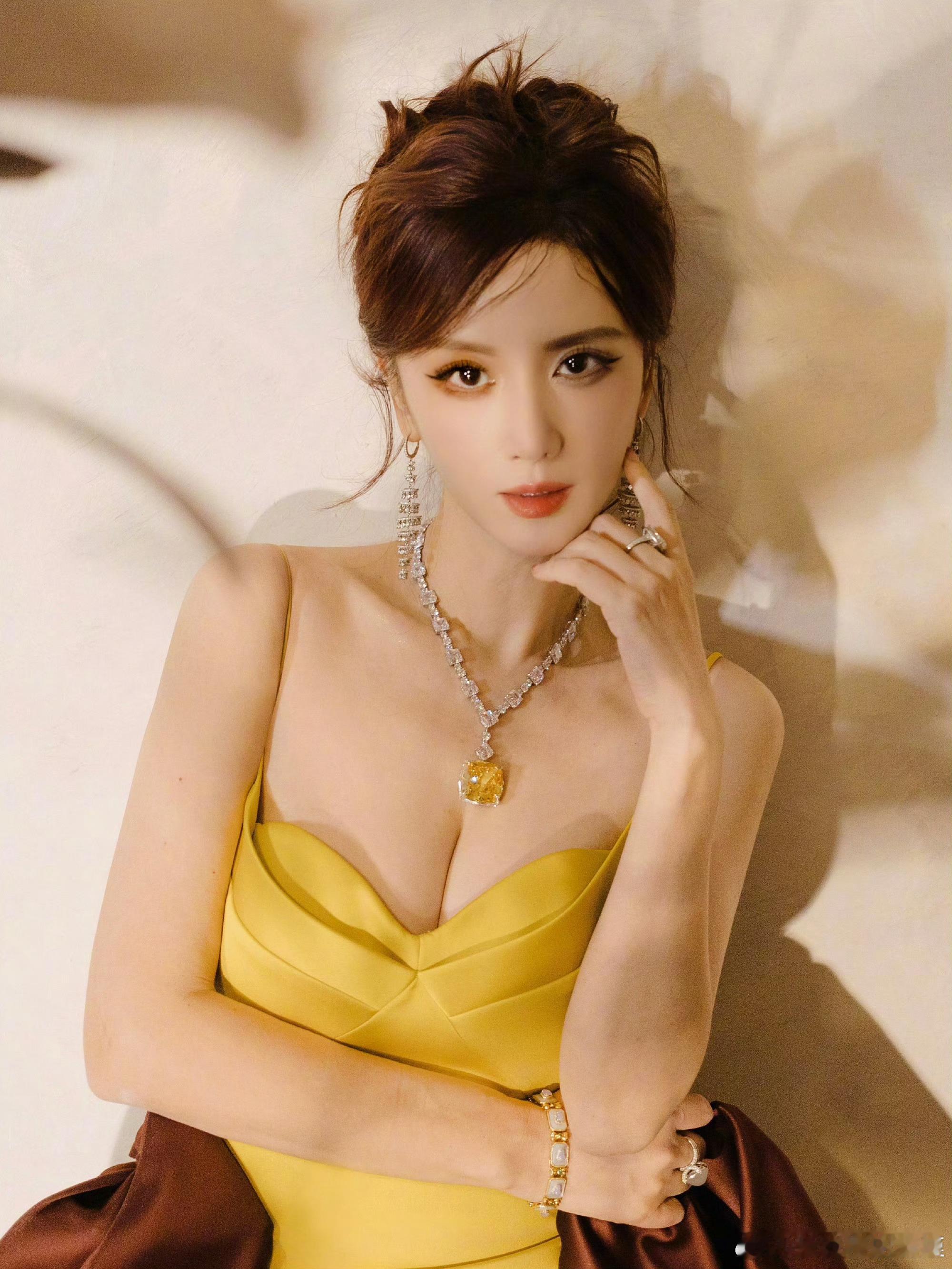 微博之夜出图张萌这图乍一看我以为是佟丽娅，这妆容简直就是鬼斧神工，把她化得完全不