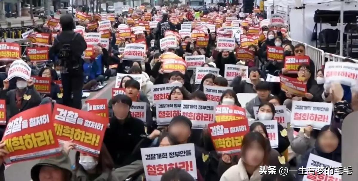 3月14日，韩国首尔市中心多处举行了共同民主党相关团体集会，阵营立场出现明显分化