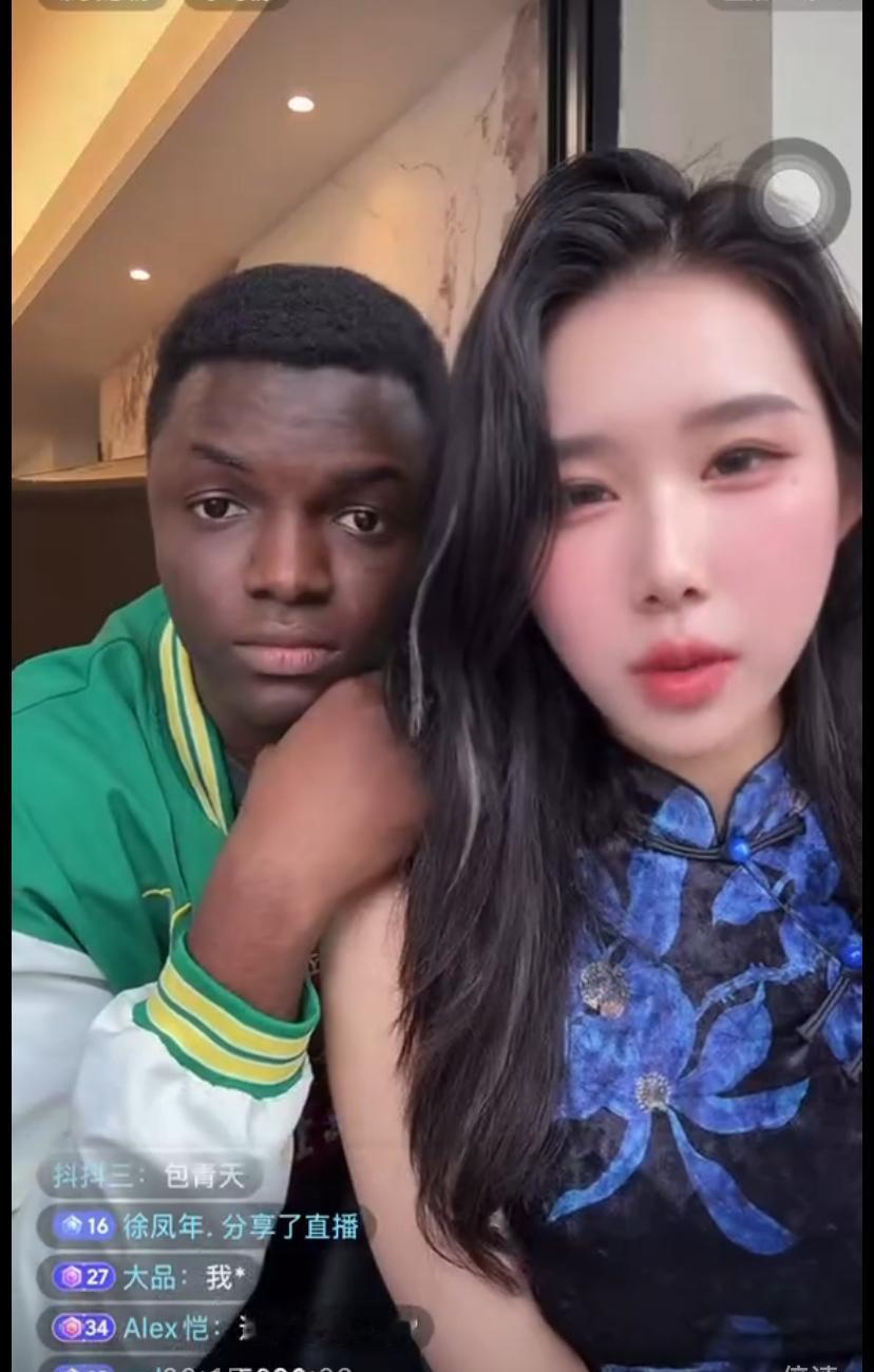 不是吧，姐妹，真以为光宗耀祖了？

一女子，找了一个非洲黑人男友，居然在网上公开