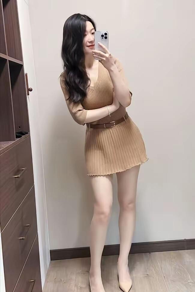 甜美米色连衣裙，搭配高跟鞋，轻松打造优雅气质！