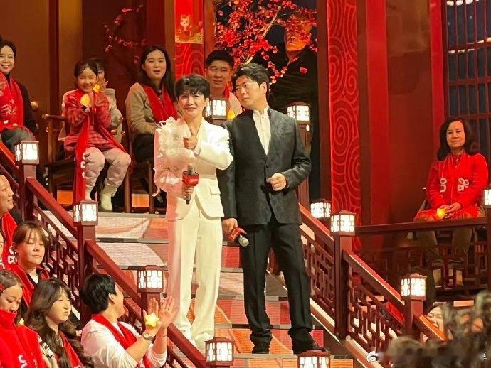 朗朗带周深回辽宁春晚过年了辽宁春晚郎朗带周深回辽宁春晚也太惊喜了！钢琴大师的行云