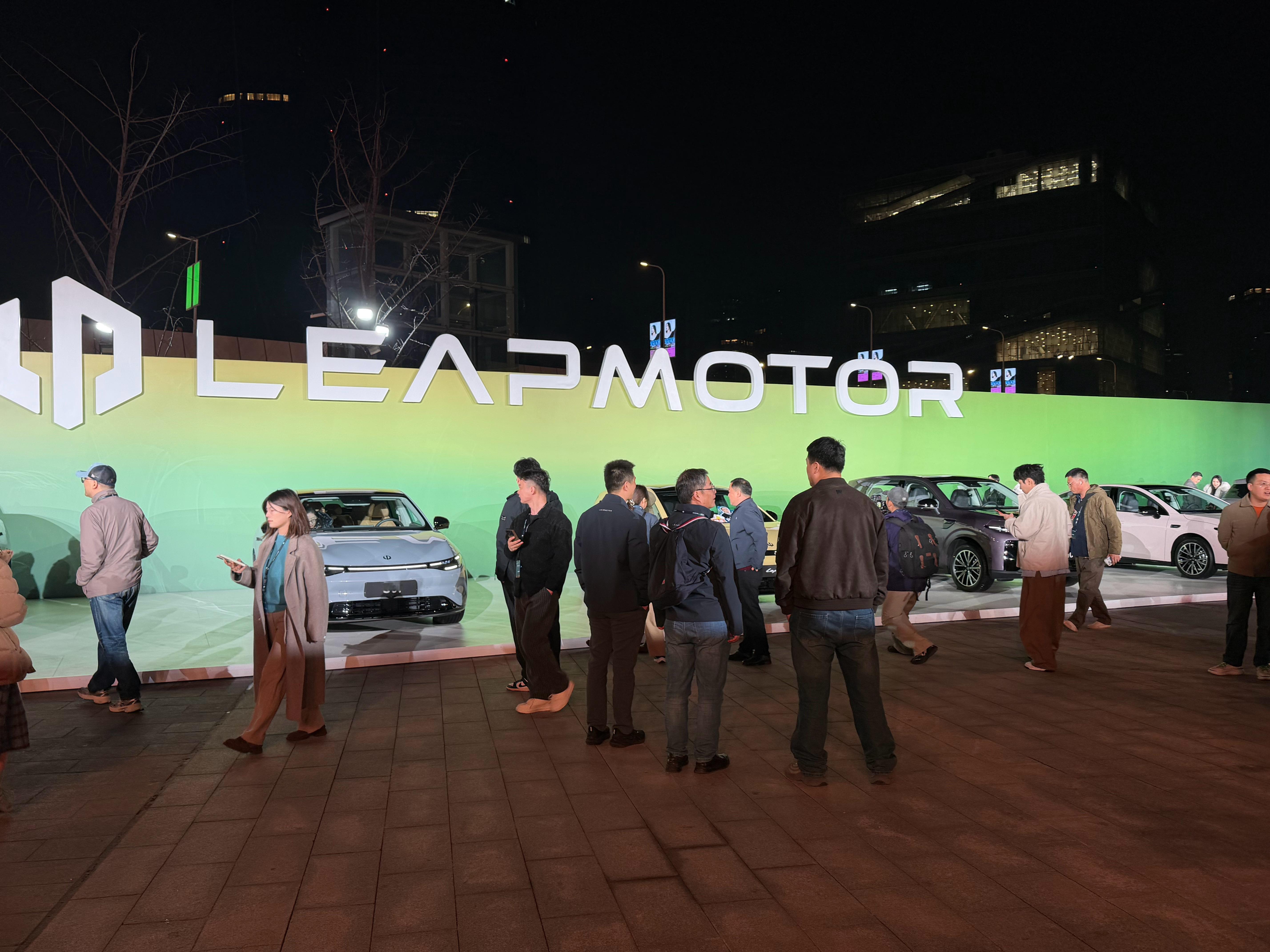 说来惭愧，今天是第一次参加零跑的活动。从十年前的不走寻常路的S01，到今天的旗舰