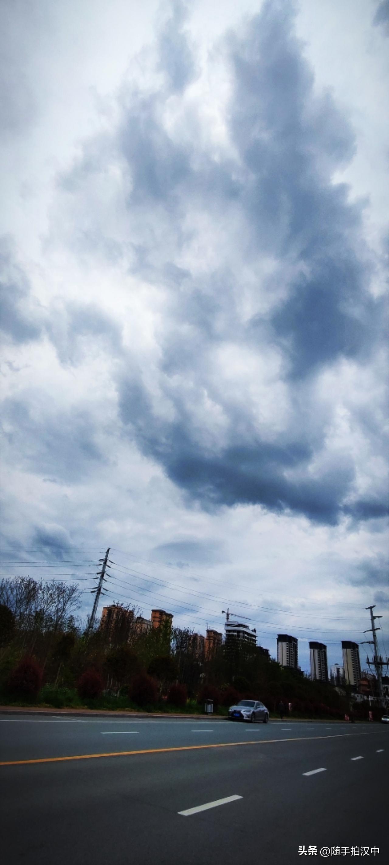 春日生活打卡季昨日晴天，今日阴云满头，上午还下了一会儿春雨，日子水灵灵的，一切都