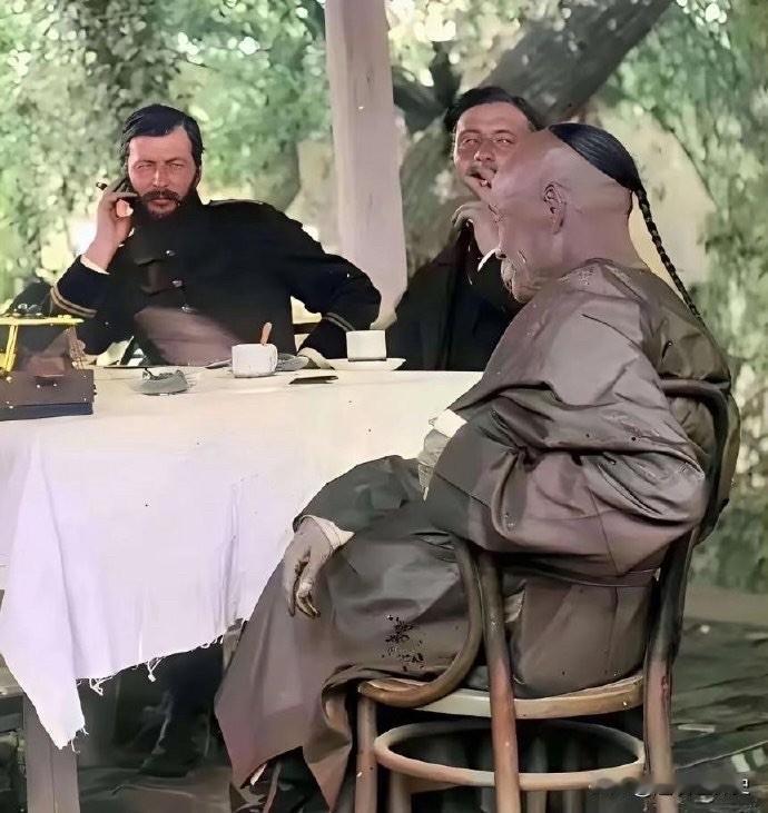 别被电视上的那些清朝辫子戏误导了。
这张清末欧洲来华记者拍摄的照片，显示出的，可