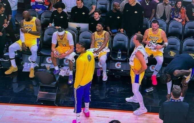 太阳战胜湖人更衣室又出问题了，这次是谁在破坏大环境？有媒体晒出了今天比赛中湖人队