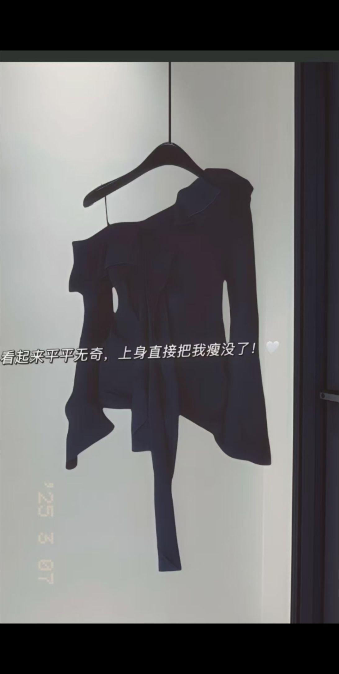 这件露肩设计感上衣，上身绝了吖，掐腰设计显瘦又带点小心机，日常随意搭配...