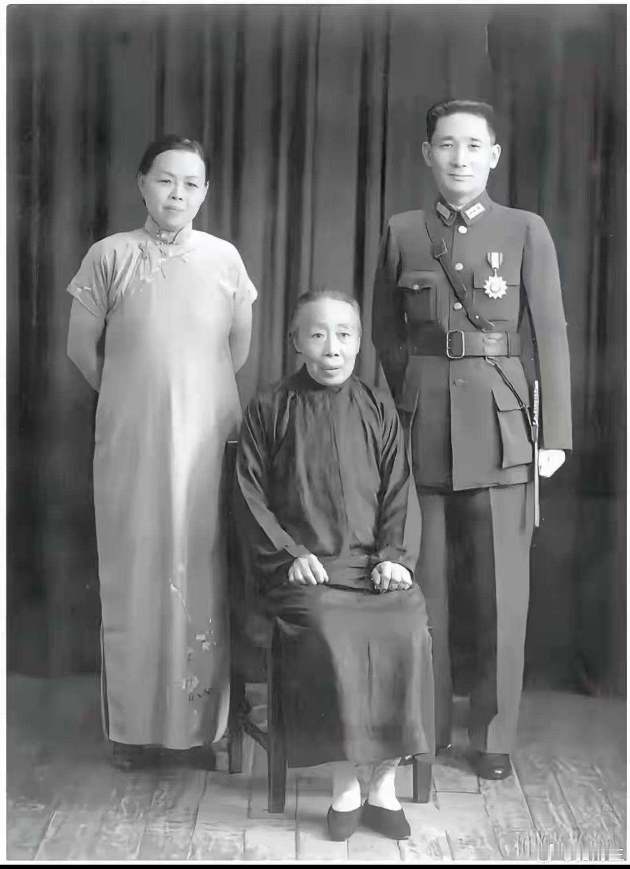 1936年珍贵旧照：张治中将军、原配洪希厚、岳母赵太夫人同框。民国陆军上将，身居